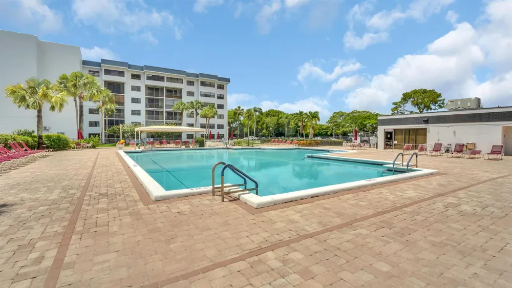 7618 Tahiti Lane #206 Lake Worth, FL 33467