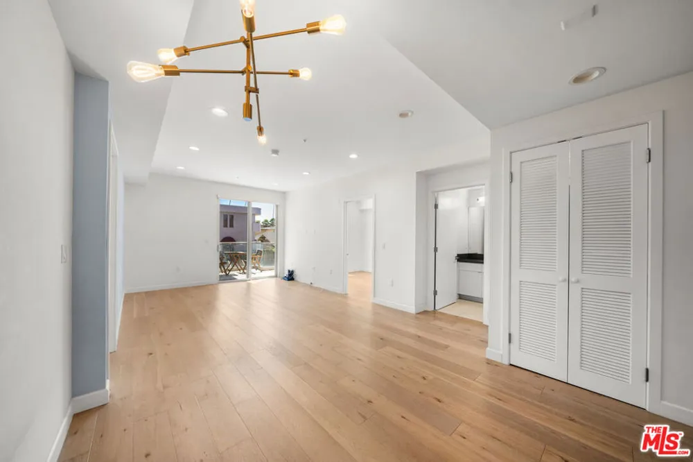 105 S Mariposa Avenue #203 Los Angeles, CA 90004