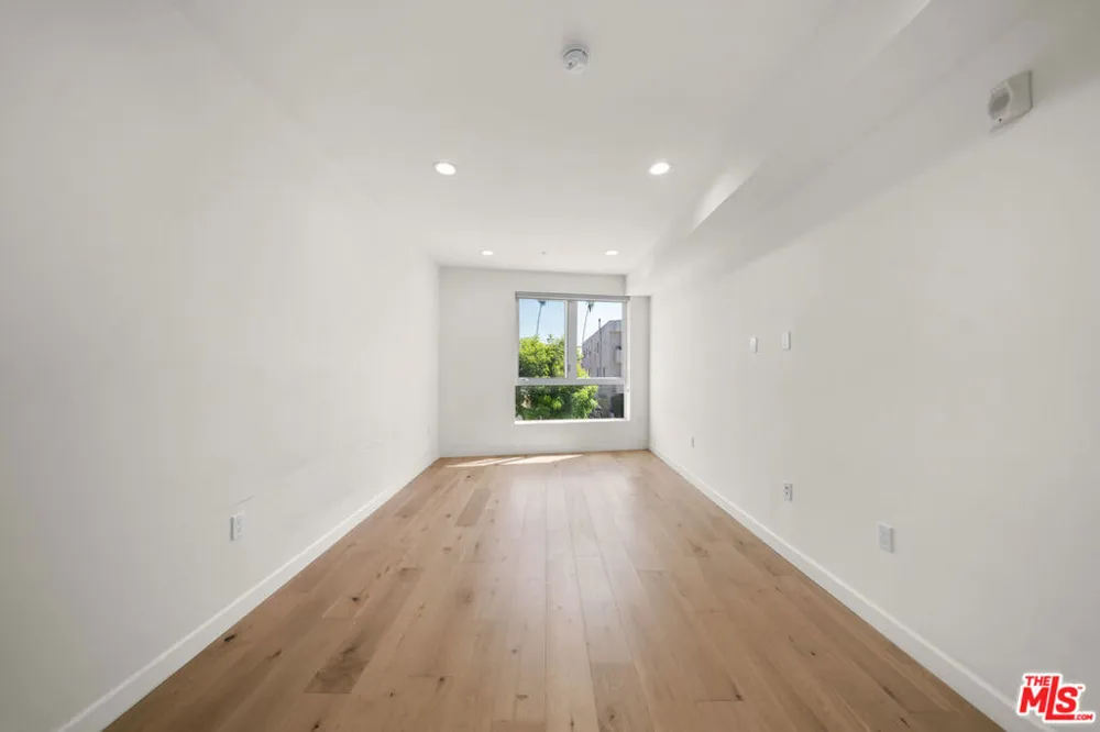 105 S Mariposa Avenue #203 Los Angeles, CA 90004