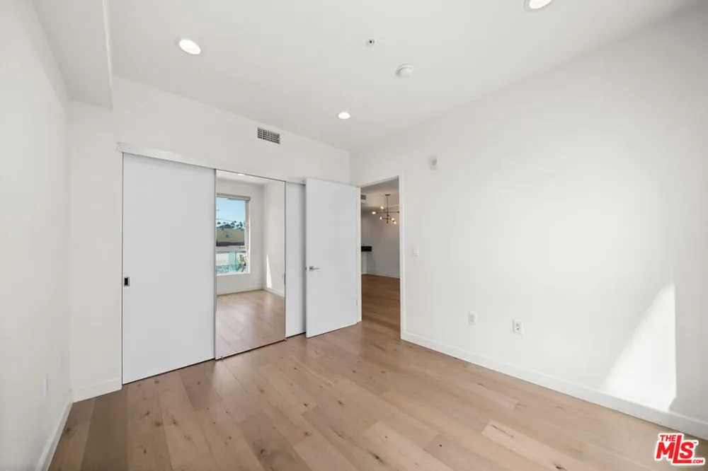 105 S Mariposa Avenue #203 Los Angeles, CA 90004