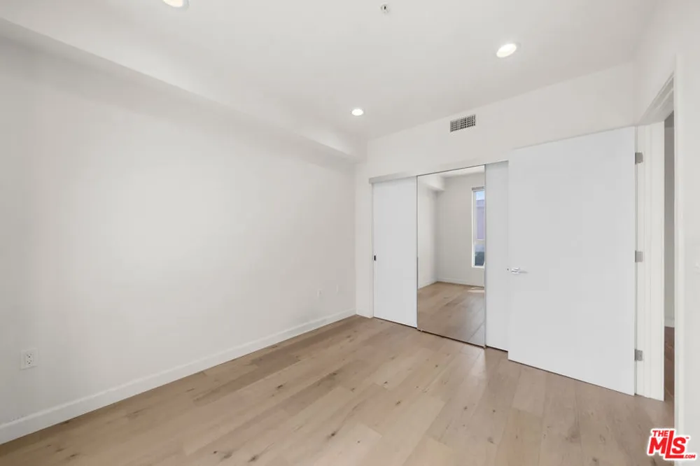 105 S Mariposa Avenue #203 Los Angeles, CA 90004