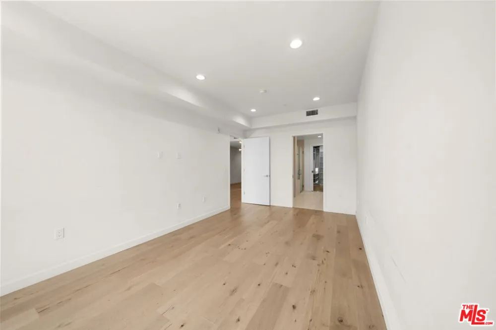 105 S Mariposa Avenue #203 Los Angeles, CA 90004