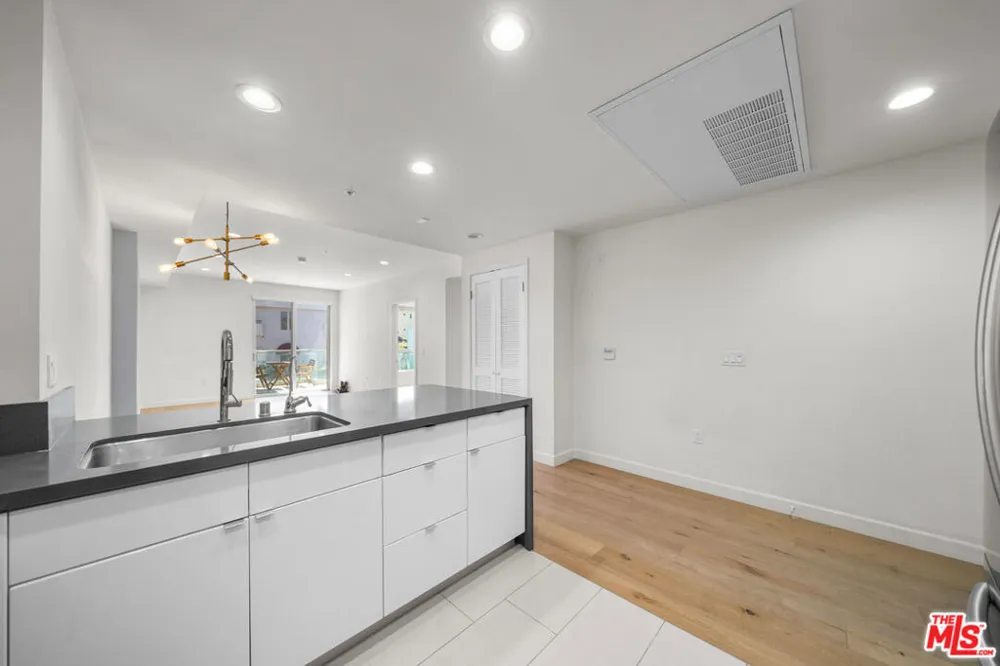 105 S Mariposa Avenue #203 Los Angeles, CA 90004