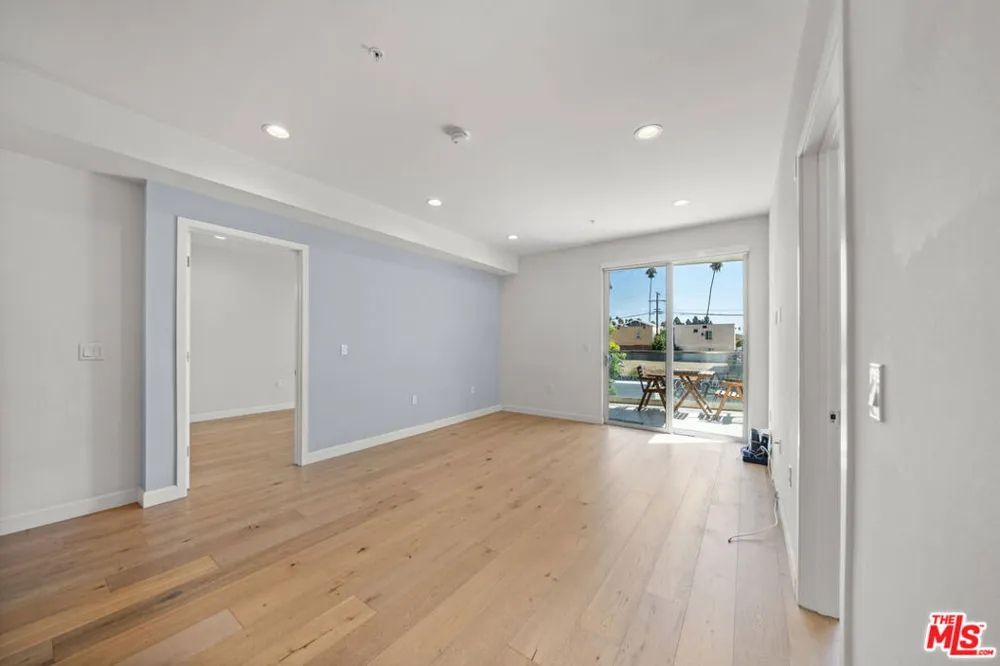 105 S Mariposa Avenue #203 Los Angeles, CA 90004