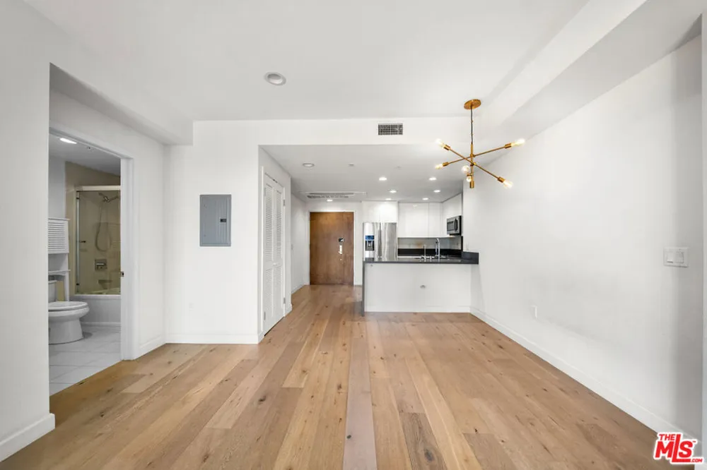 105 S Mariposa Avenue #203 Los Angeles, CA 90004