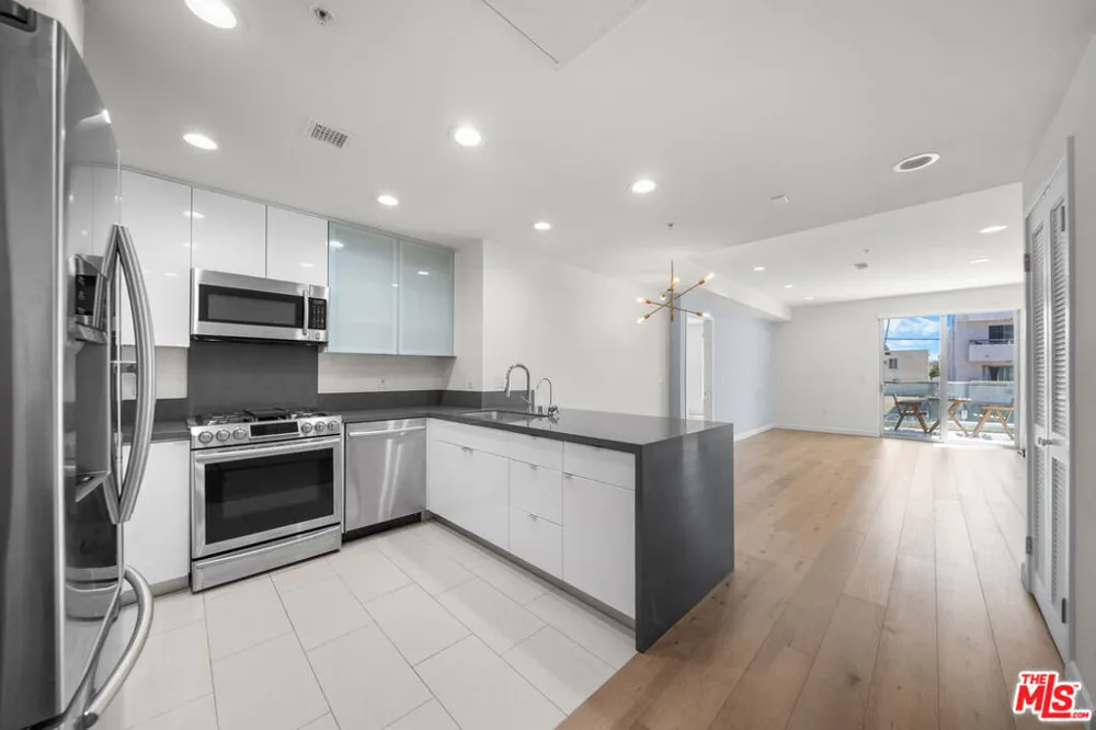 105 S Mariposa Avenue #203 Los Angeles, CA 90004