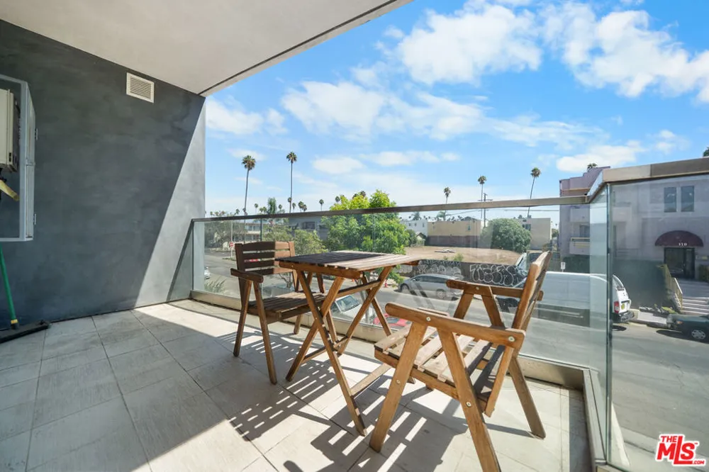 105 S Mariposa Avenue #203 Los Angeles, CA 90004