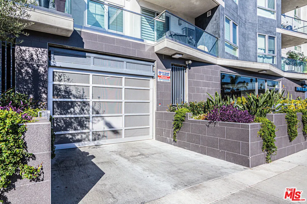 105 S Mariposa Avenue #203 Los Angeles, CA 90004
