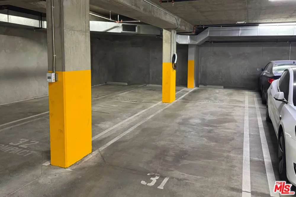 105 S Mariposa Avenue #203 Los Angeles, CA 90004
