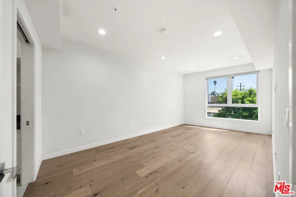 105 S Mariposa Avenue #203 Los Angeles, CA 90004