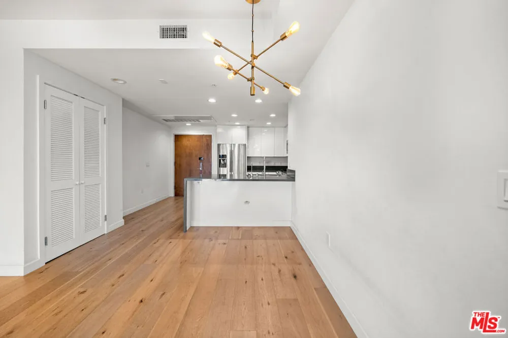 105 S Mariposa Avenue #203 Los Angeles, CA 90004