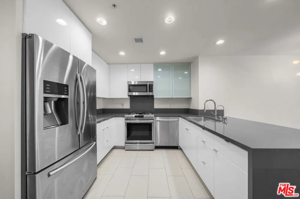 105 S Mariposa Avenue #203 Los Angeles, CA 90004