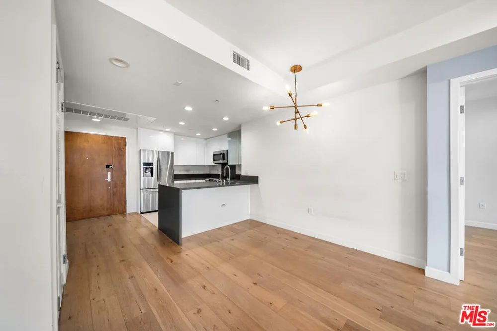 105 S Mariposa Avenue #203 Los Angeles, CA 90004