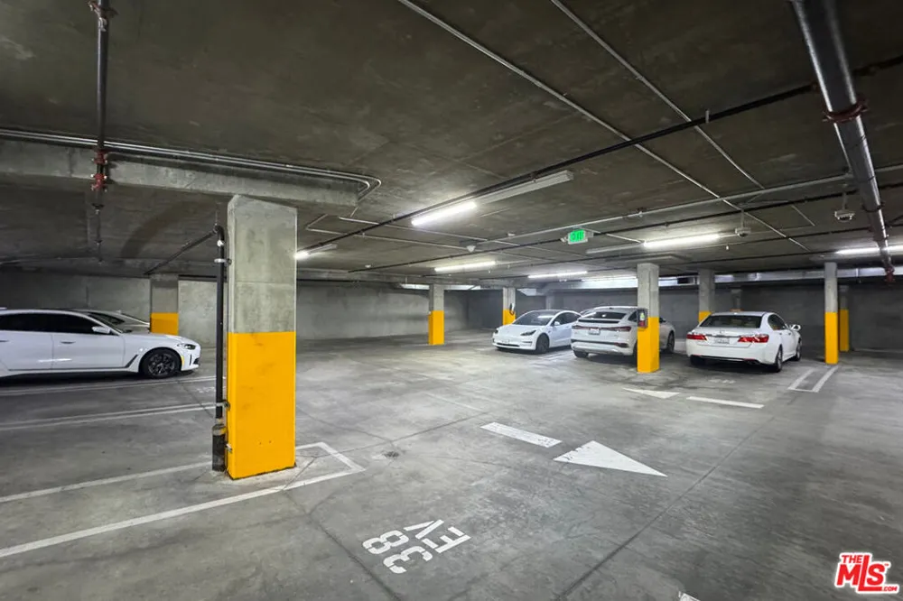 105 S Mariposa Avenue #203 Los Angeles, CA 90004
