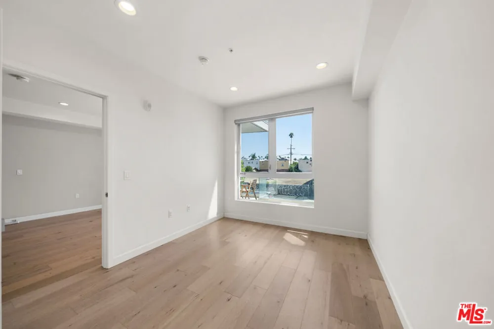 105 S Mariposa Avenue #203 Los Angeles, CA 90004
