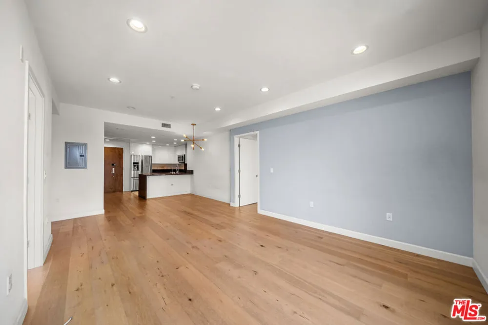 105 S Mariposa Avenue #203 Los Angeles, CA 90004
