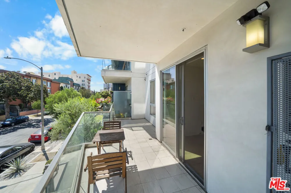 105 S Mariposa Avenue #203 Los Angeles, CA 90004