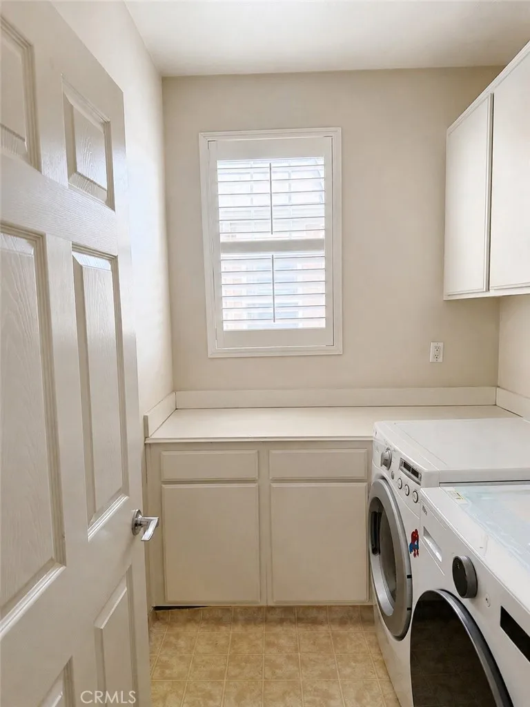 27657 Sunny Creek Valencia, CA 91354
