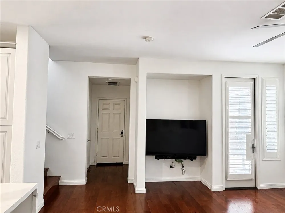 27657 Sunny Creek Valencia, CA 91354