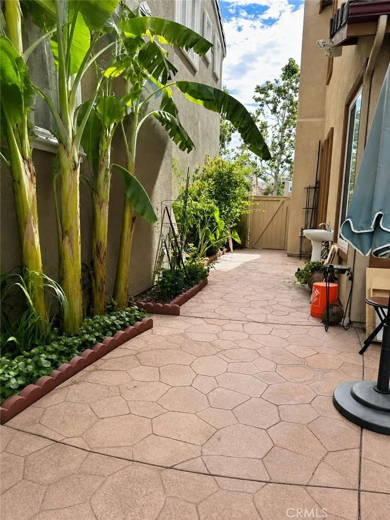 27657 Sunny Creek Valencia, CA 91354
