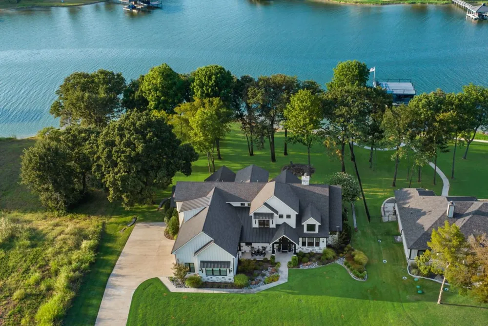 1121 The Shores Drive Corsicana, TX 75109
