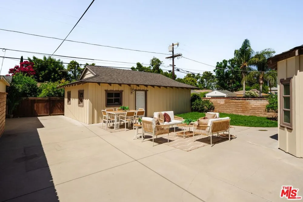 22103 Del Valle Street Woodland Hills, CA 91364
