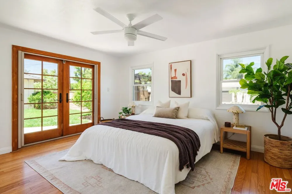22103 Del Valle Street Woodland Hills, CA 91364