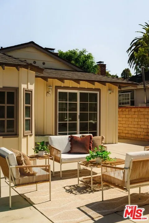 22103 Del Valle Street Woodland Hills, CA 91364