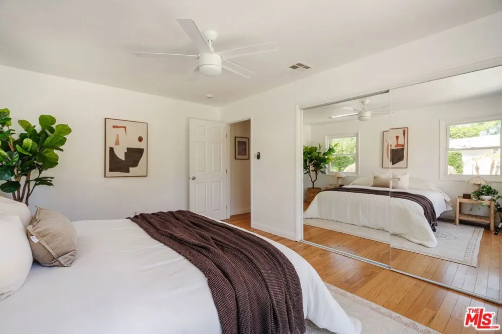 22103 Del Valle Street Woodland Hills, CA 91364