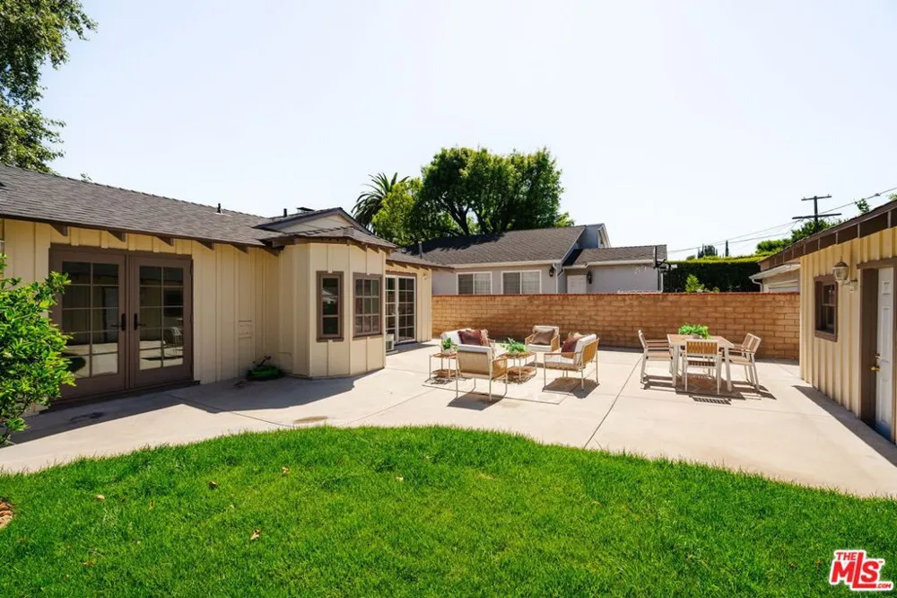 22103 Del Valle Street Woodland Hills, CA 91364