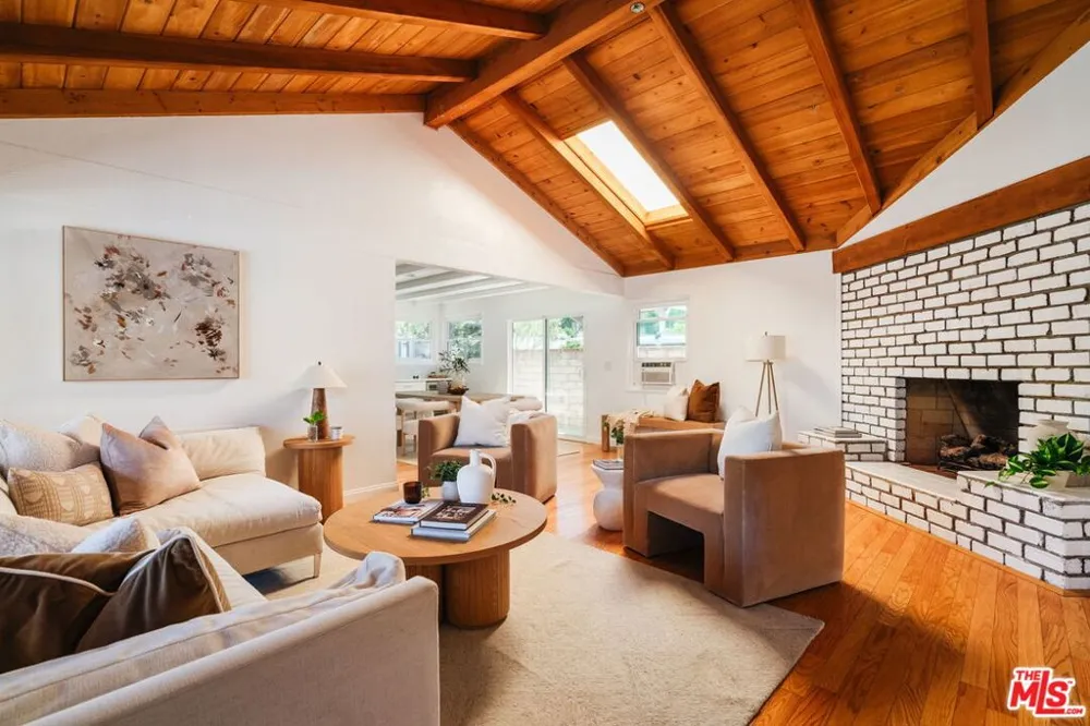 22103 Del Valle Street Woodland Hills, CA 91364