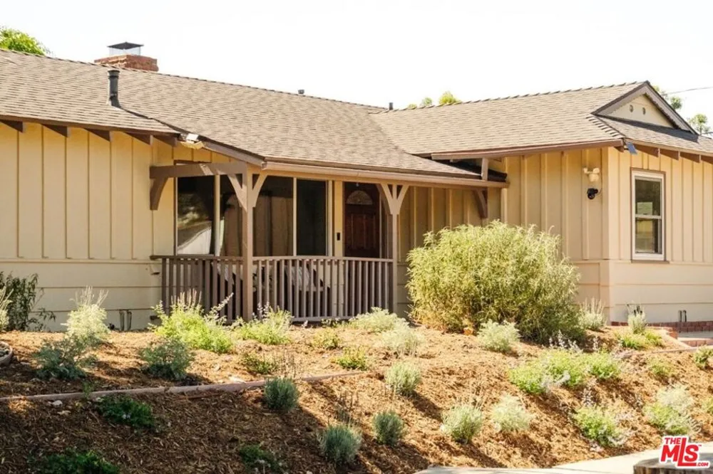 22103 Del Valle Street Woodland Hills, CA 91364