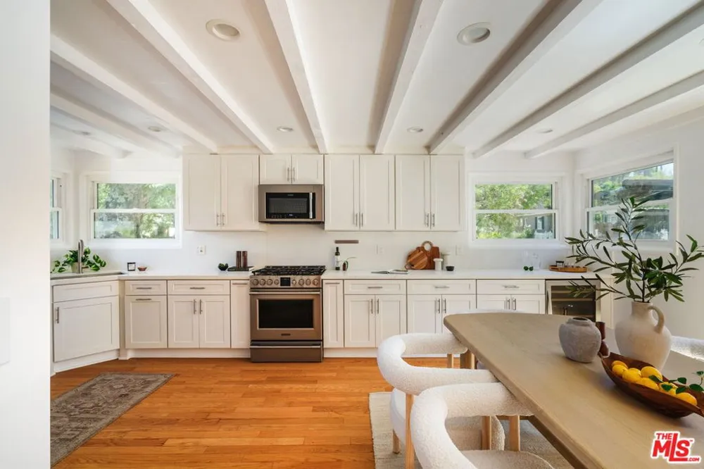 22103 Del Valle Street Woodland Hills, CA 91364