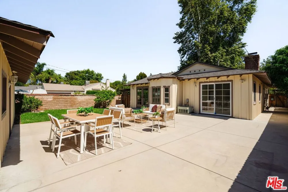 22103 Del Valle Street Woodland Hills, CA 91364