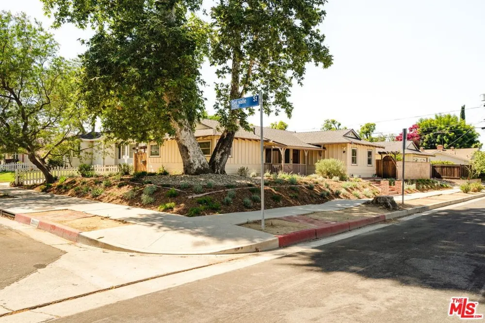 22103 Del Valle Street Woodland Hills, CA 91364