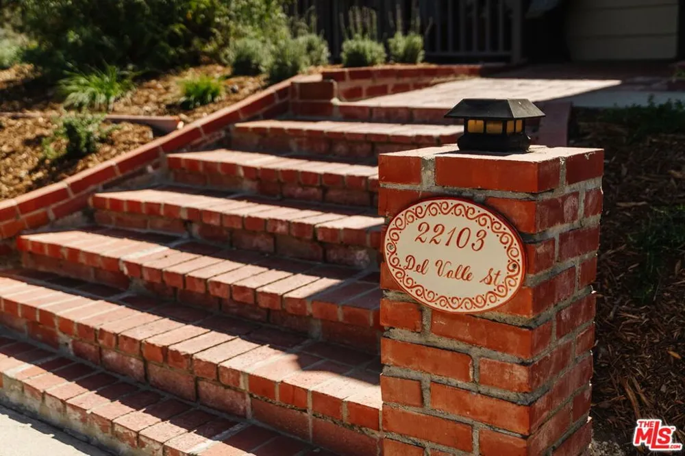 22103 Del Valle Street Woodland Hills, CA 91364