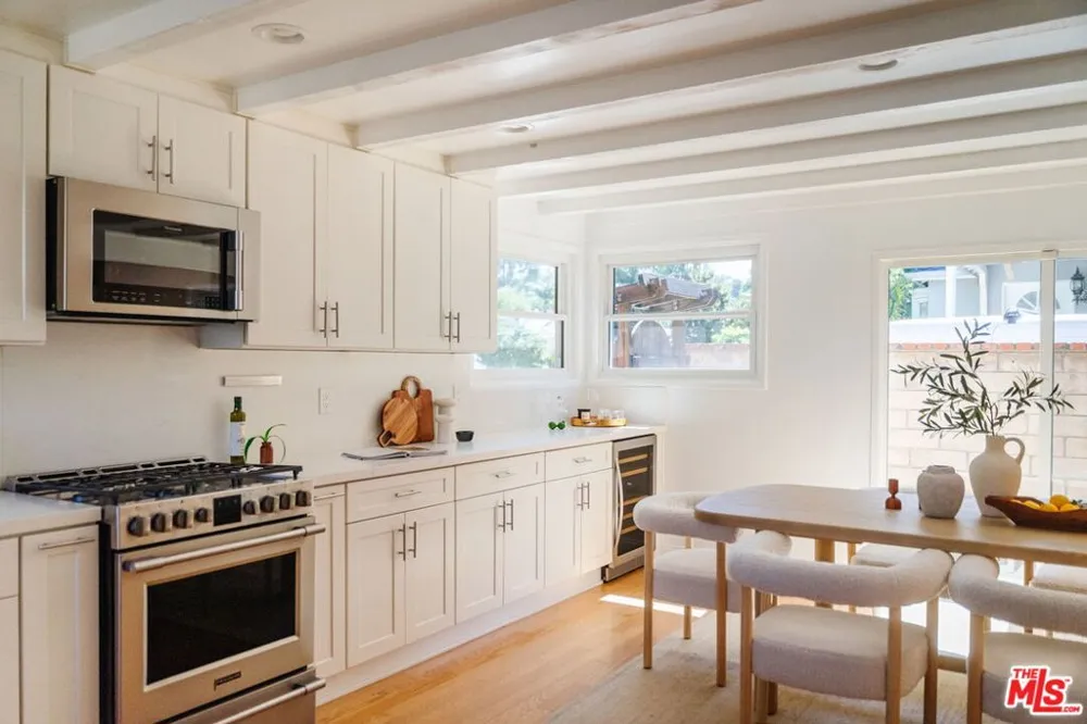 22103 Del Valle Street Woodland Hills, CA 91364
