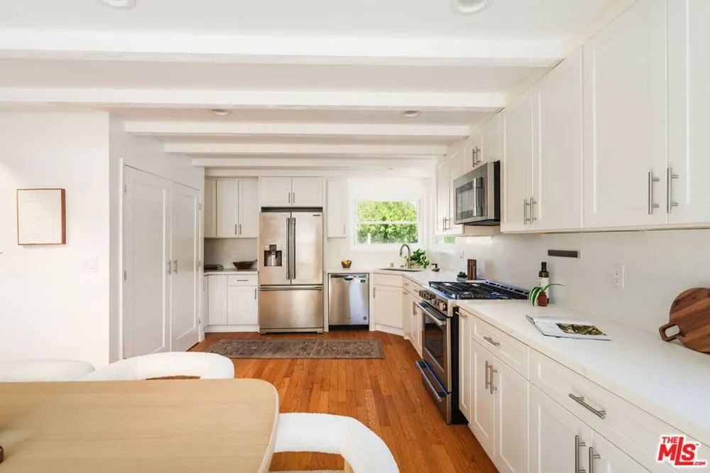 22103 Del Valle Street Woodland Hills, CA 91364