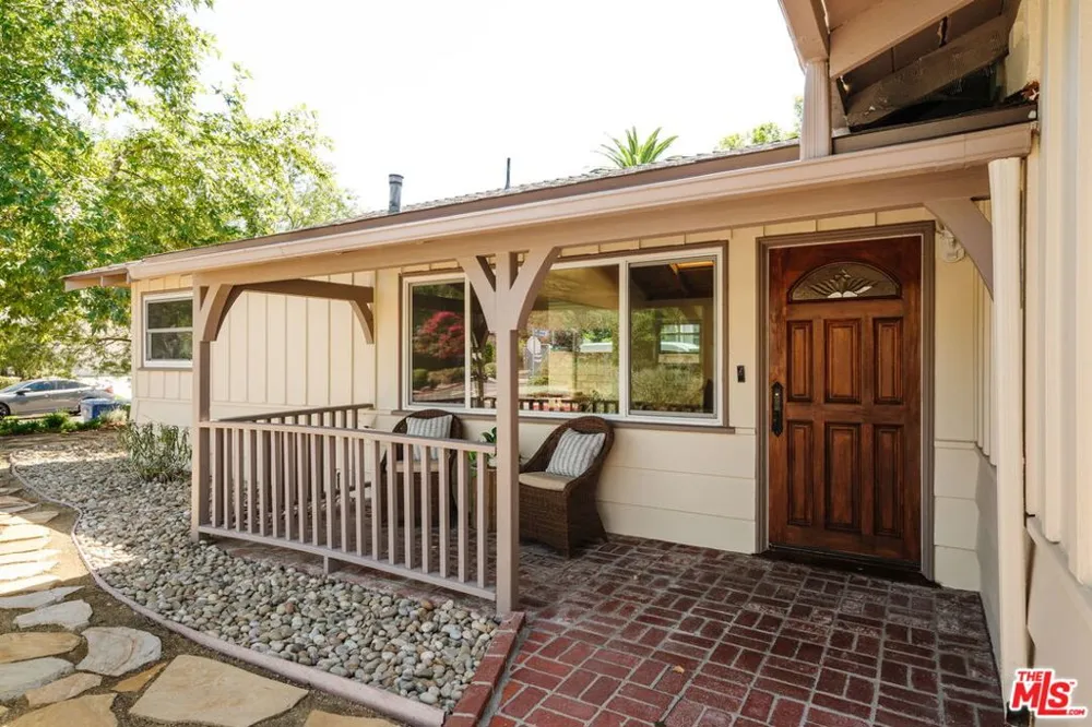 22103 Del Valle Street Woodland Hills, CA 91364