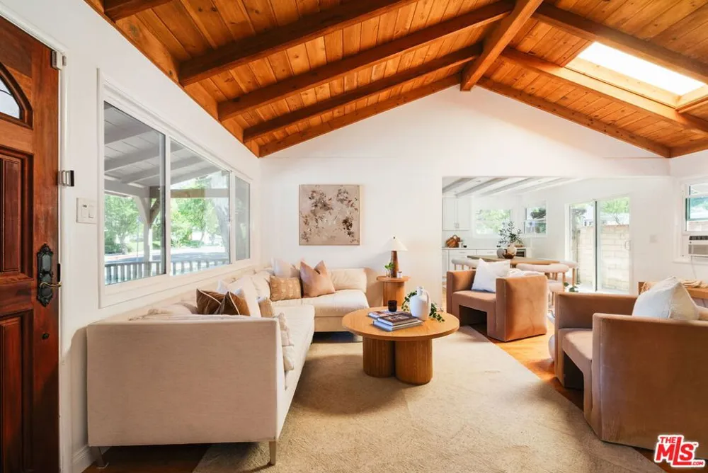 22103 Del Valle Street Woodland Hills, CA 91364