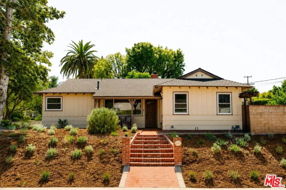 22103 Del Valle Street Woodland Hills, CA 91364