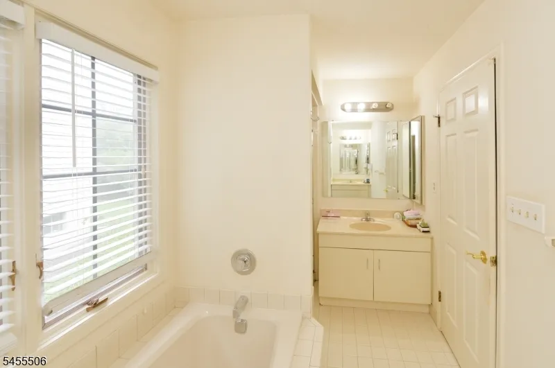 27 Tanager Ct Wayne, NJ 07470