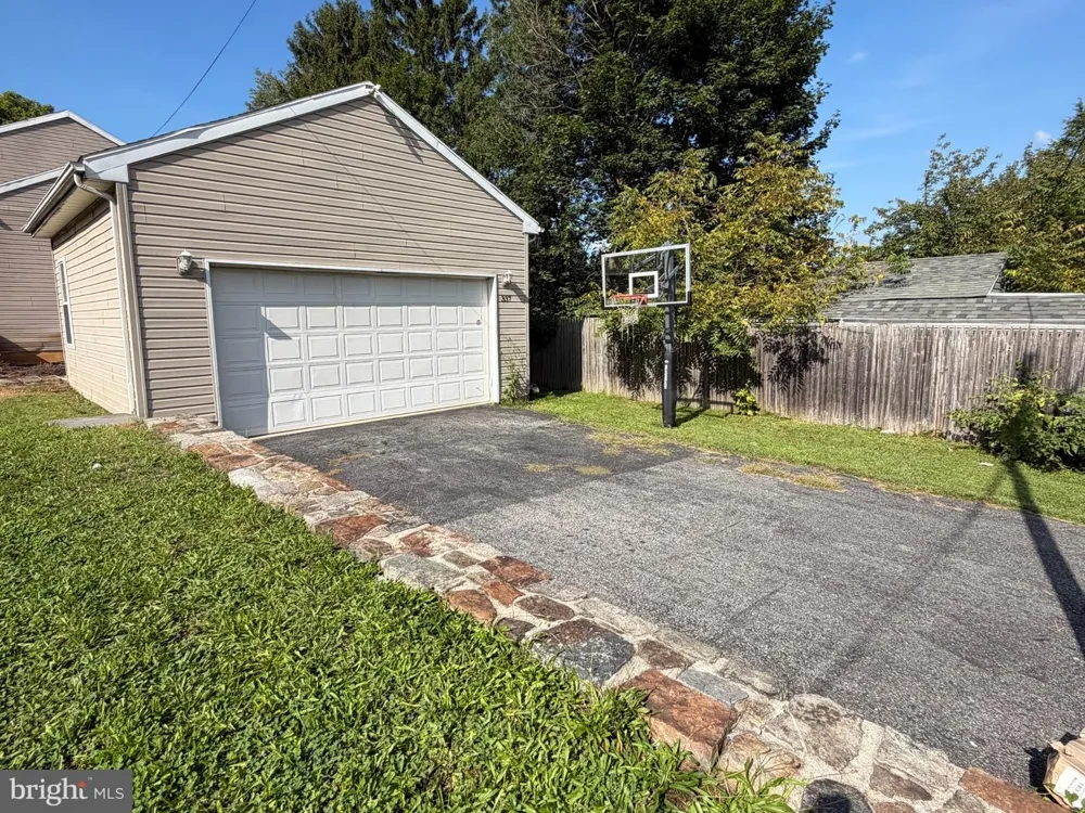 337 E KLEINHANS Easton, PA 18042