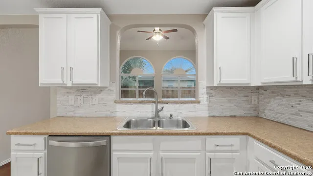716 Hollow Rdg Schertz, TX 78108