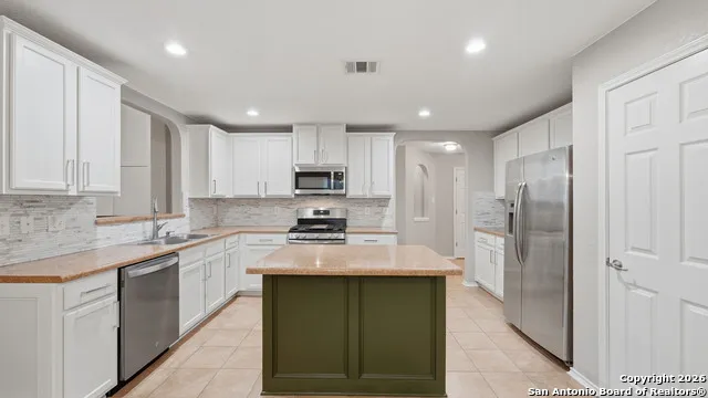 716 Hollow Rdg Schertz, TX 78108