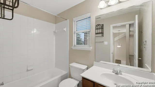 716 Hollow Rdg Schertz, TX 78108