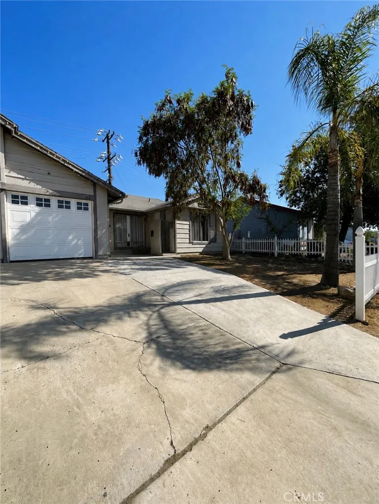 312 Redbud Place Perris, CA 92570