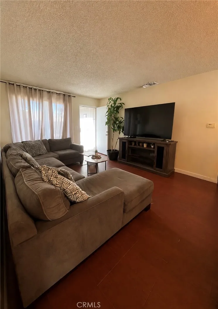 312 Redbud Place Perris, CA 92570