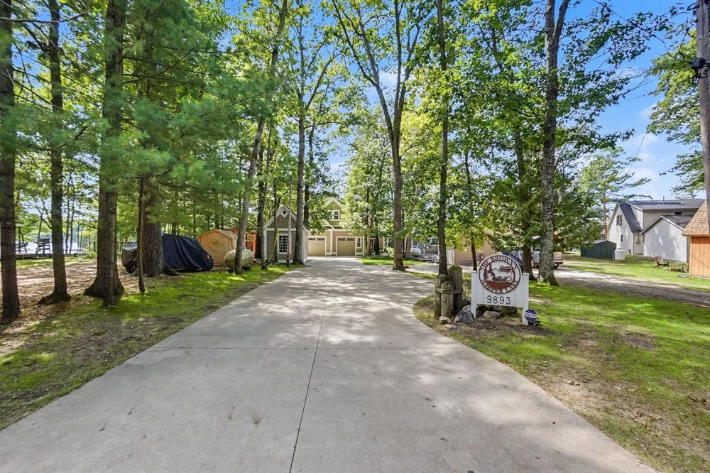 9893 Aqua Drive Irons, MI 49644