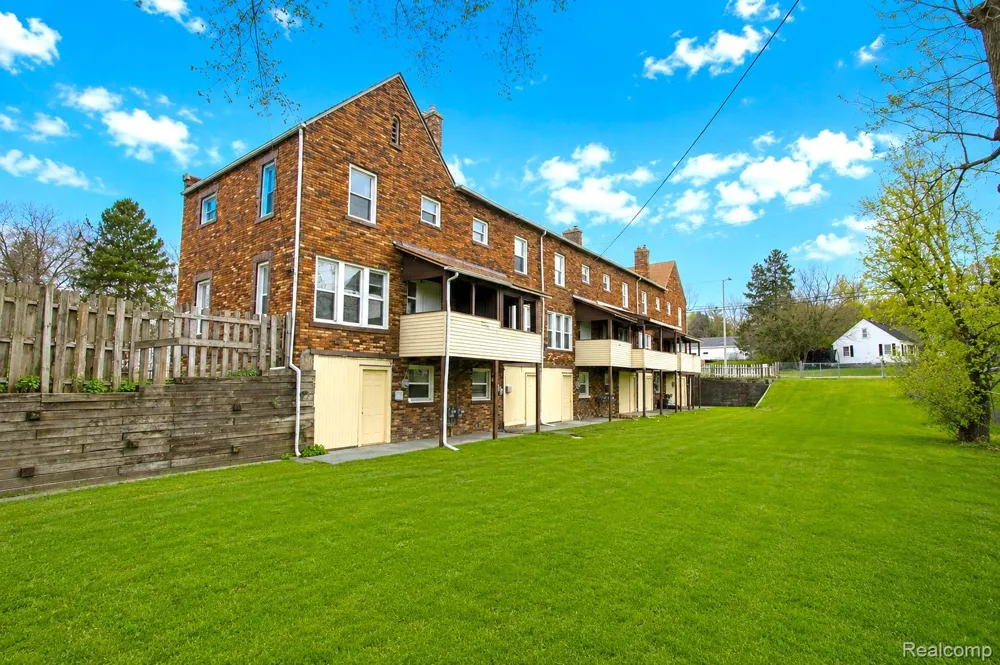 25 Maynard Court Pontiac City, MI 48342